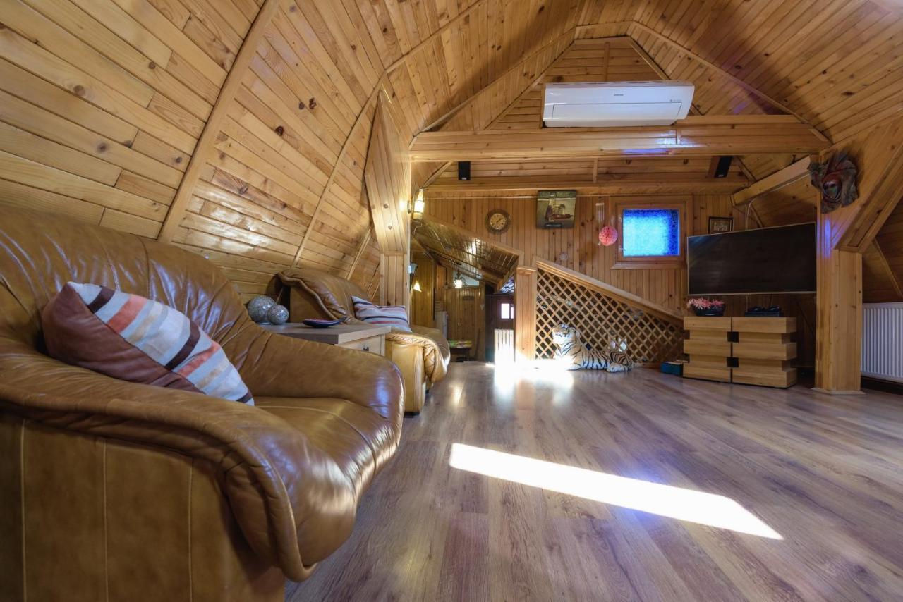 Appartamento Wooden Attic Braşov Esterno foto