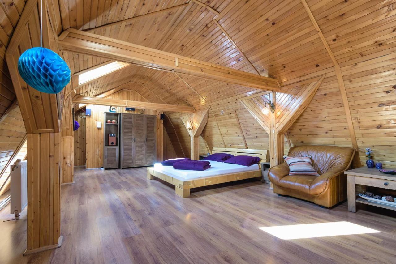Appartamento Wooden Attic Braşov Esterno foto