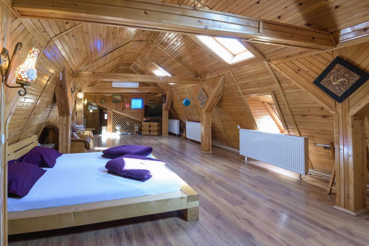 Appartamento Wooden Attic Braşov Esterno foto