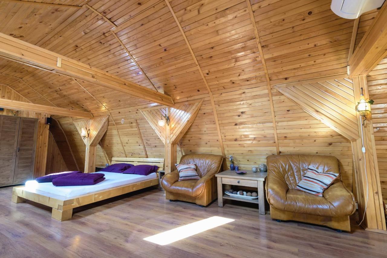 Appartamento Wooden Attic Braşov Esterno foto