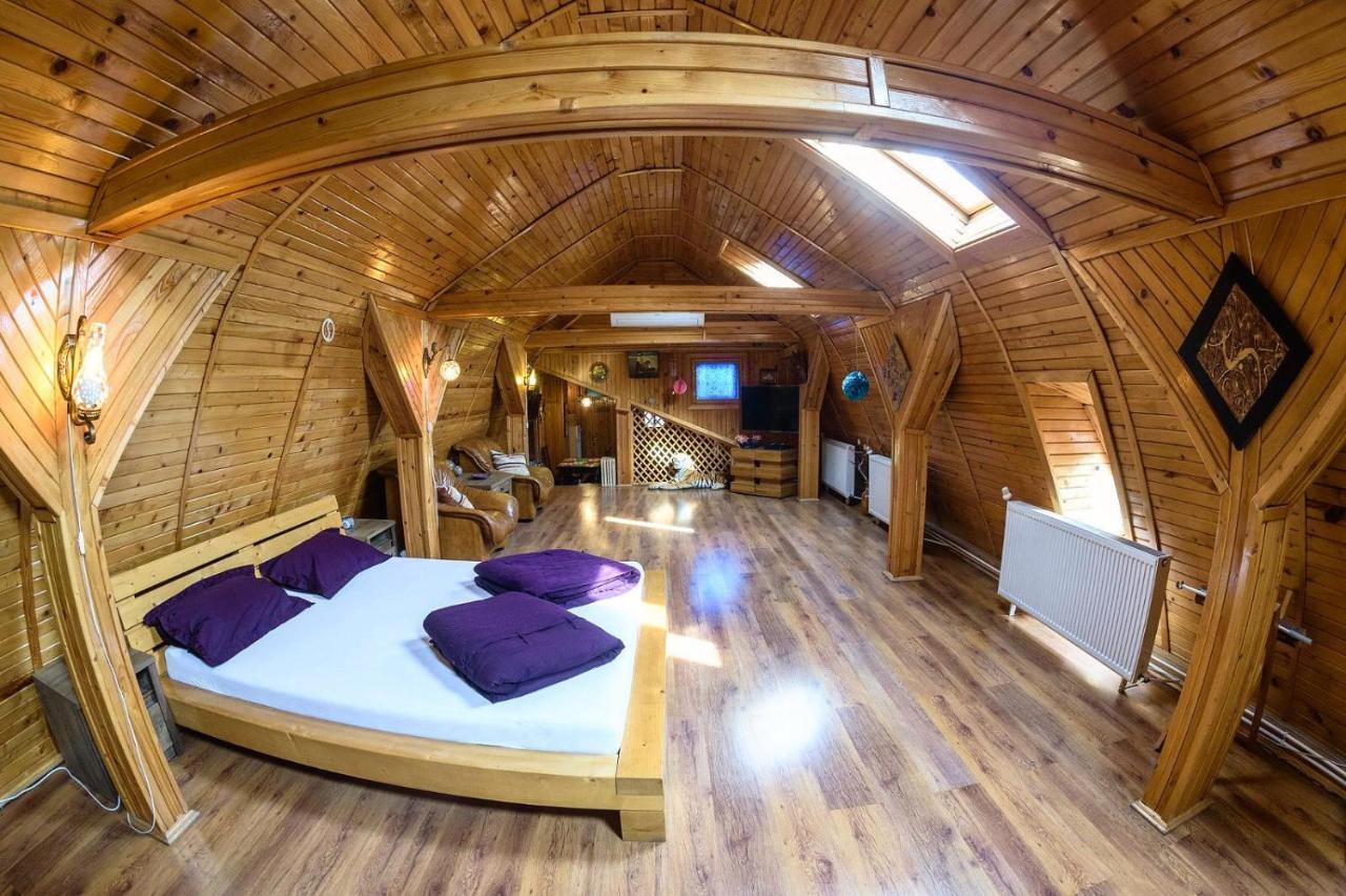 Appartamento Wooden Attic Braşov Esterno foto
